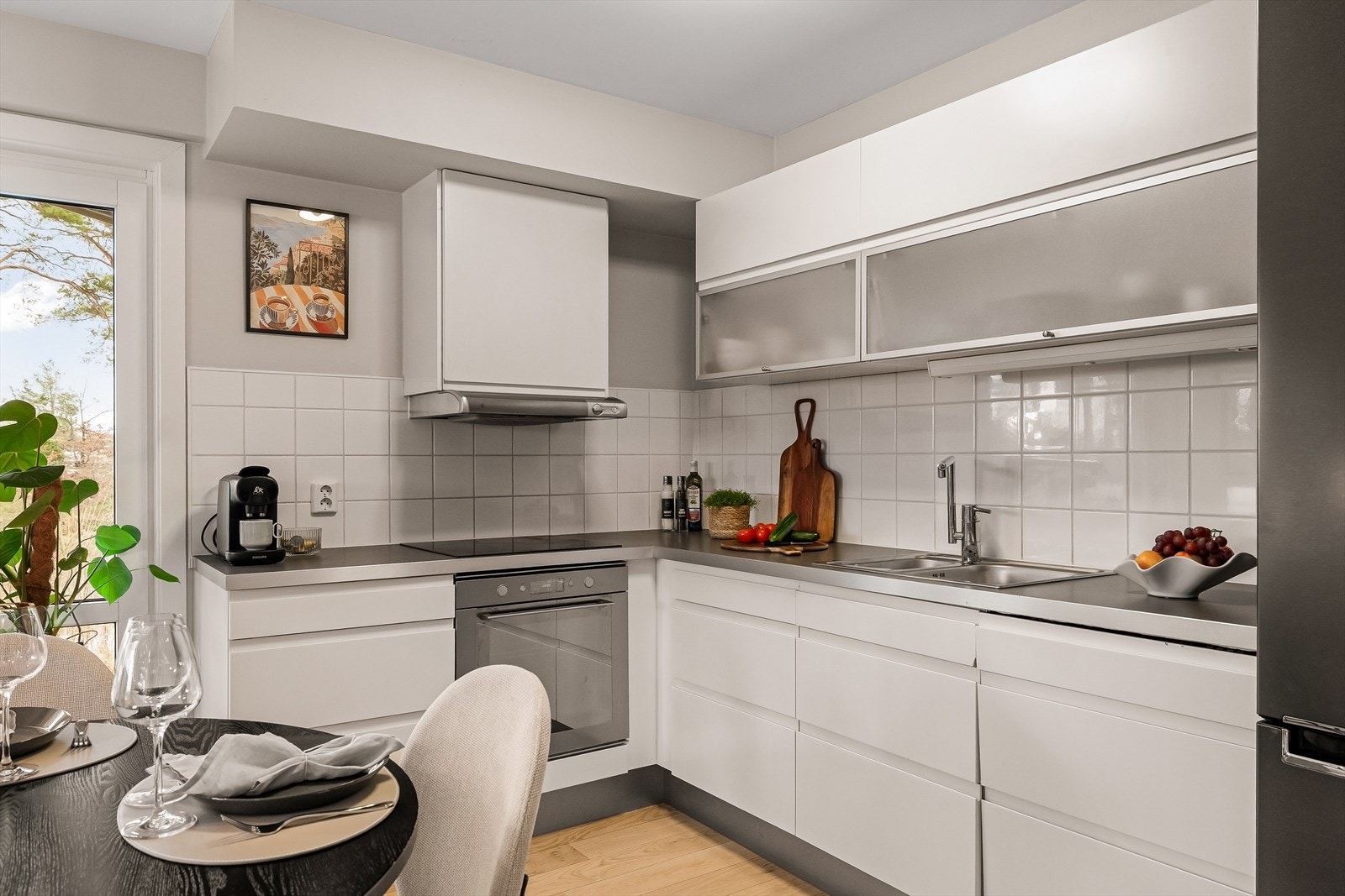 Innredningen byr på gode arbeidsflater og rikelig med oppbevaringsplass i både skuffer og skap. Galleribilde