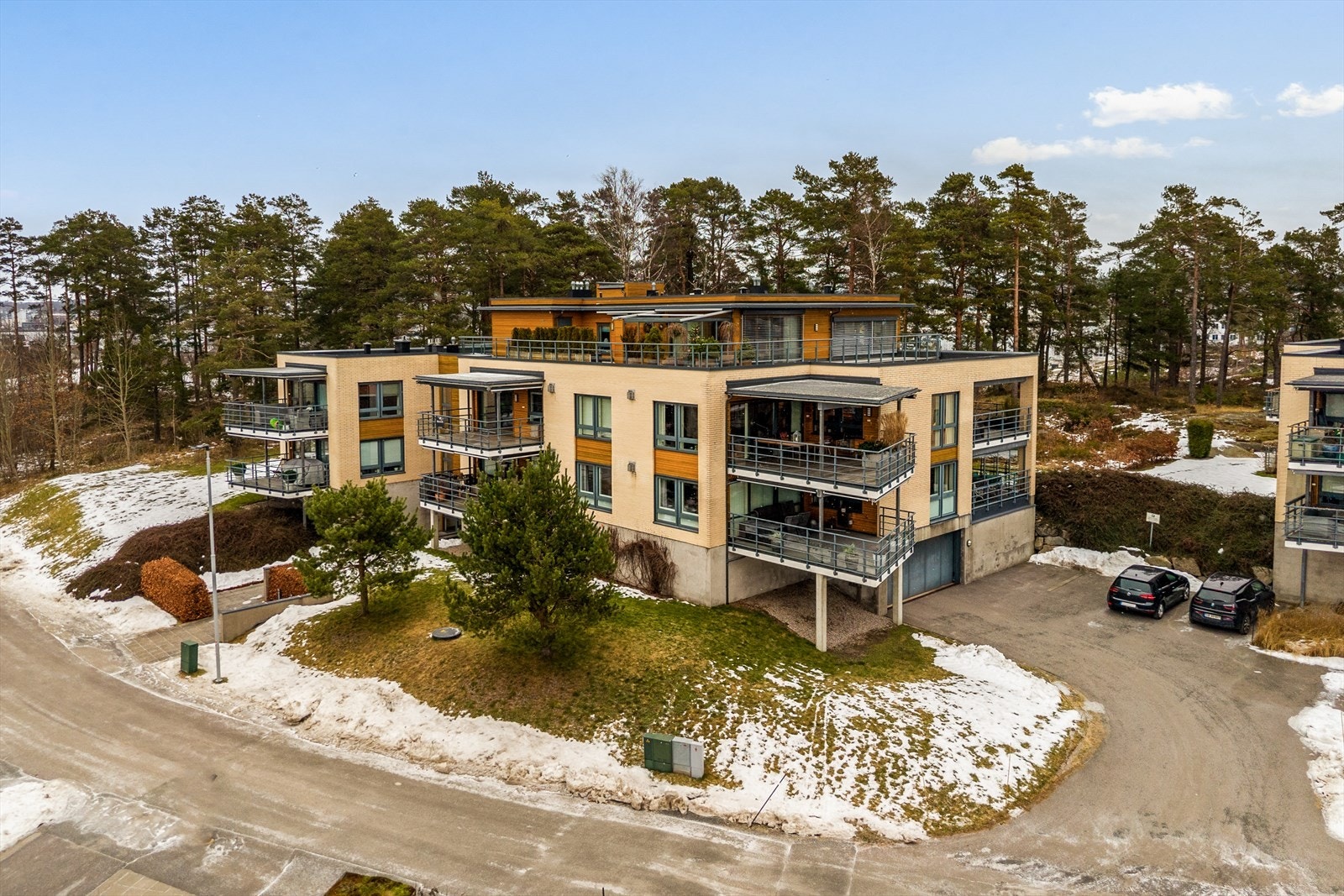 Småbåthavn og Rema 1000 ligger også i gangavstand fra boligen. Kort vei til populære Sole barnehage, Store Bergan barneskole og Ranvik ungdomsskole samt TEAM treningssenter. Galleribilde