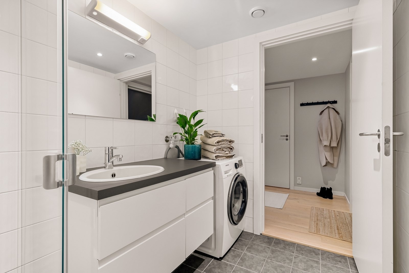 Badet har god oppbevaringsplass med en praktisk baderomsinnredning. Galleribilde