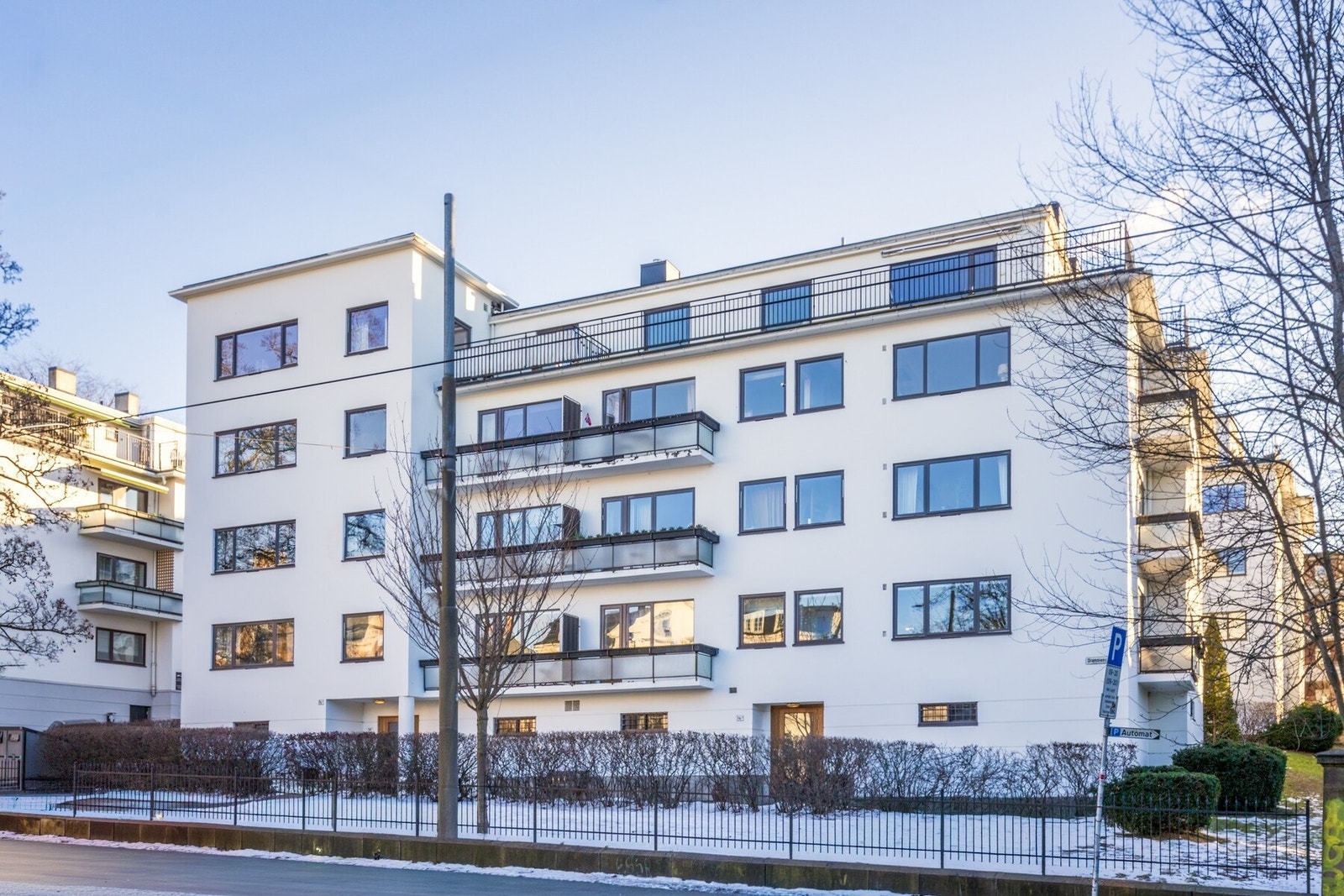 Sameiet består av 3 bygninger med til sammen 63 boligseksjoner. Galleribilde