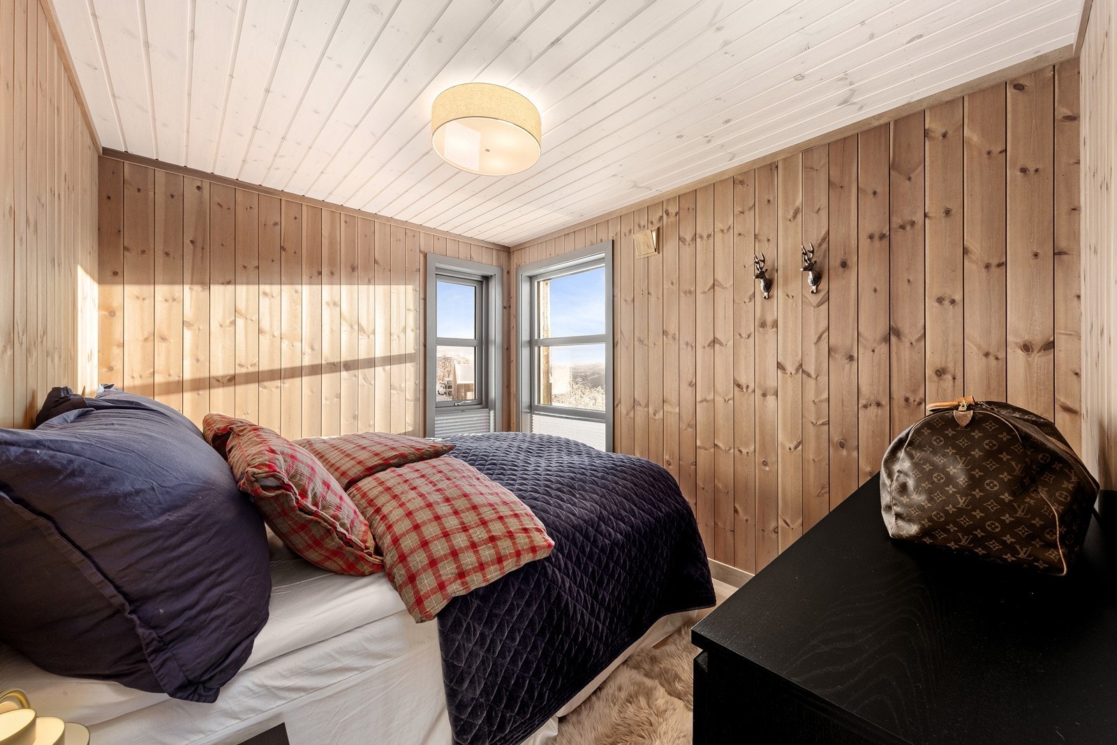 Fra hovedsoverommet med flott utsikt utover mot skisenteret og fjellene Galleribilde