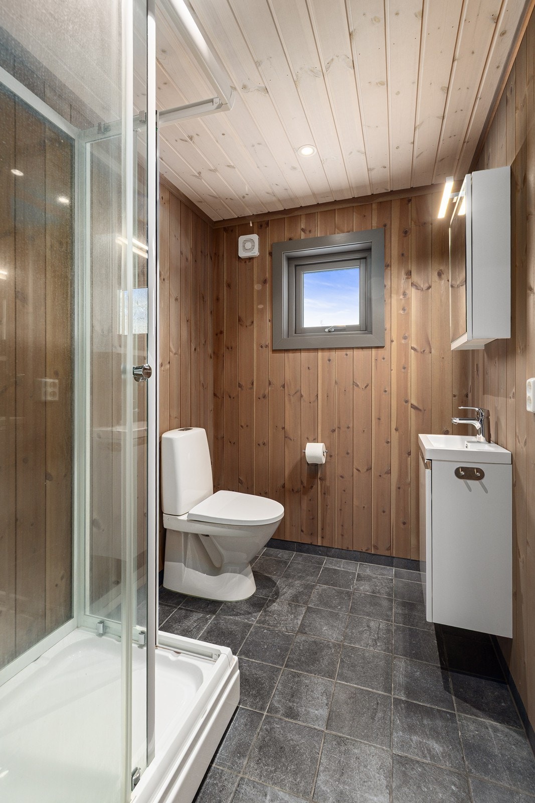 Ekstra bad med dusjkabinett, servant og wc Galleribilde