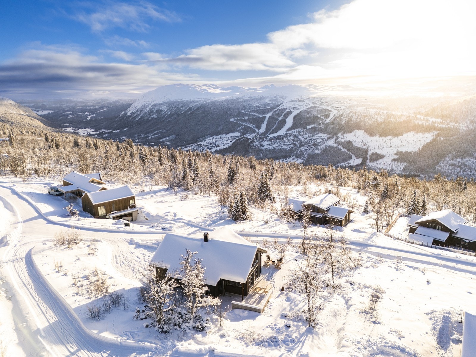 Hytten ligger på en meget solrik hjørnetomt med god avstand til omkringliggende hytter Galleribilde