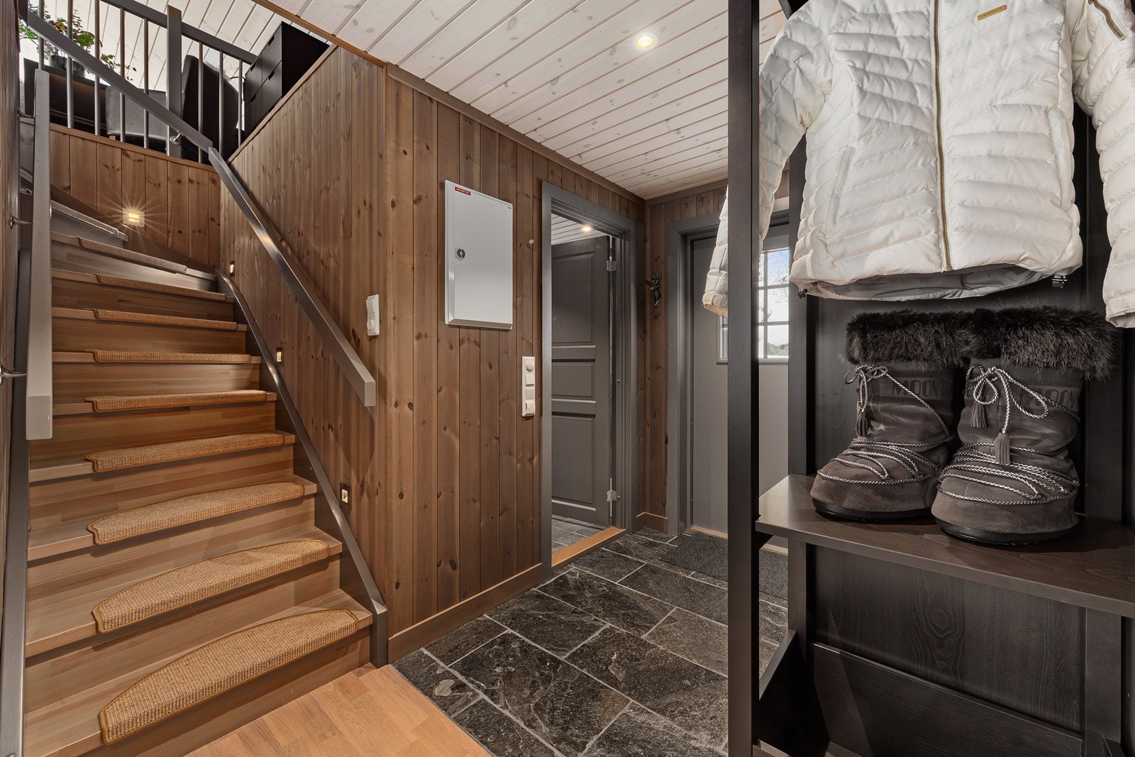 Flislagt entré med praktisk garderobe Galleribilde