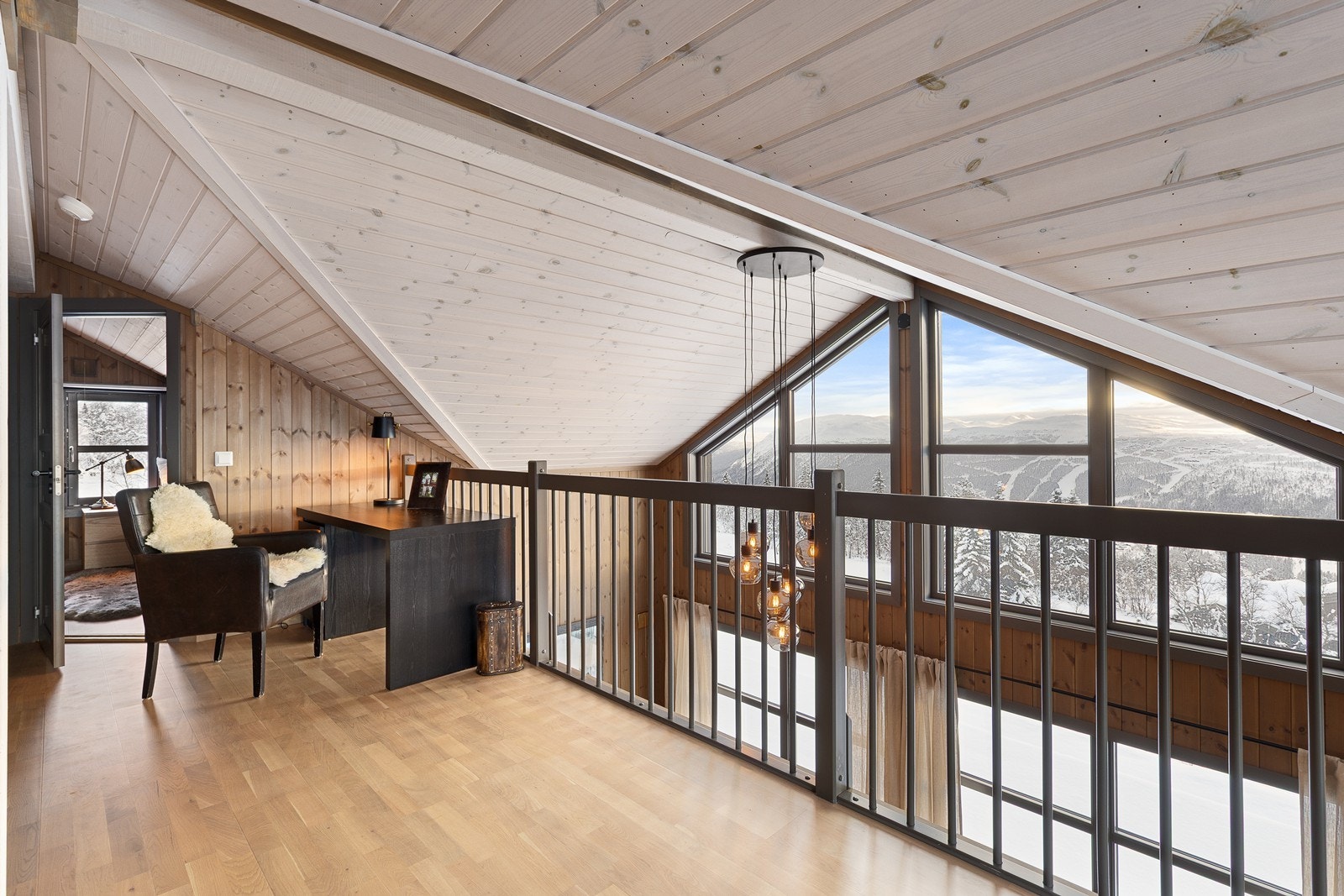 Loftstuen er lys og åpen med hyggelig utsikt Galleribilde