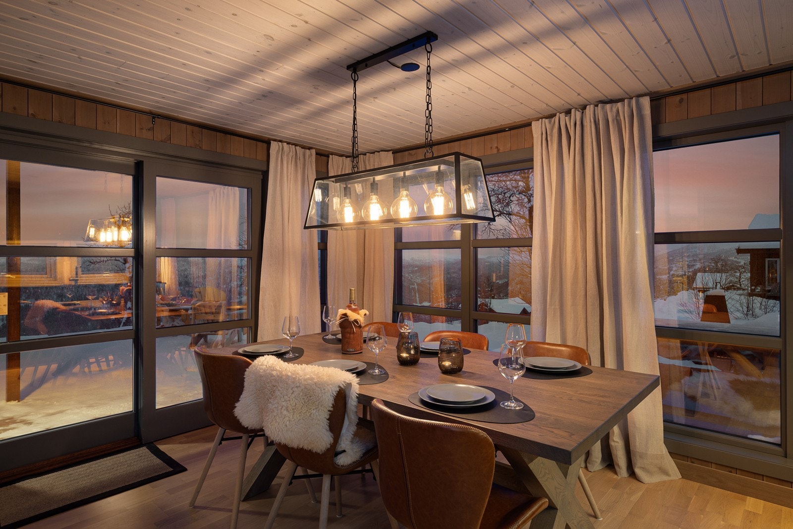 Praktisk skyvedør rett ut til overbygget terrasse Galleribilde