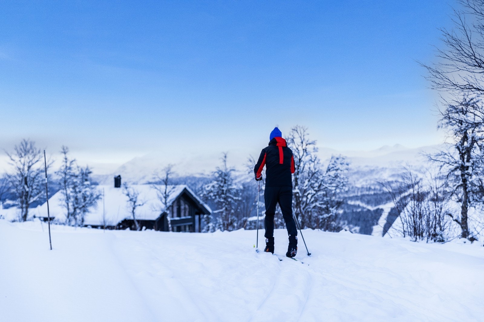 De oppkjørte skiløypene passerer ca 50 m fra eiendommen - hytten ses i bakgrunnen Galleribilde