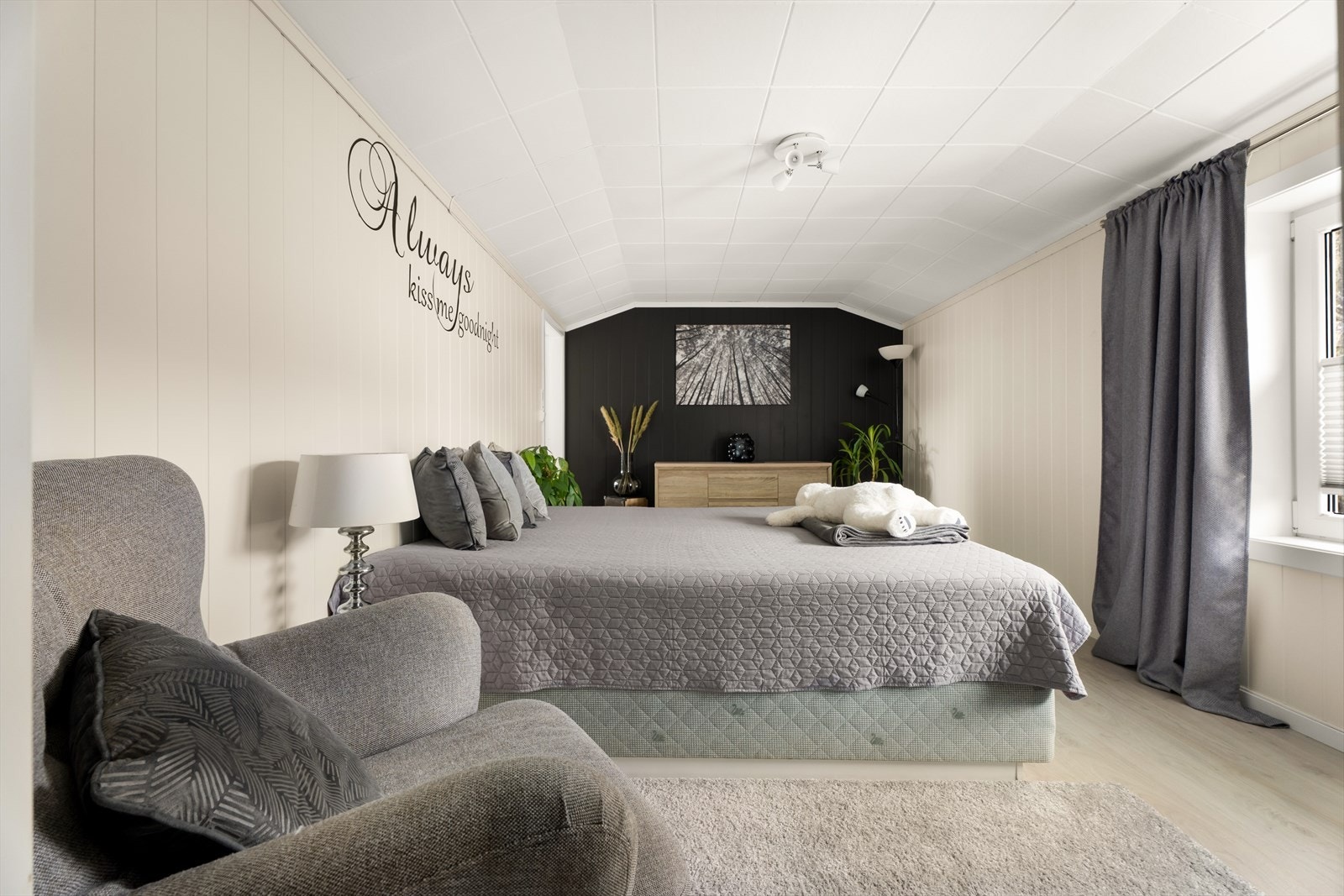 Boligen inneholder 2 soverom + rom inndredet som soverom. Dette rommet er opprinnelig byggemeldt som "brensel" som er tilleggsdel - se prospekt for mer informasjon. Galleribilde