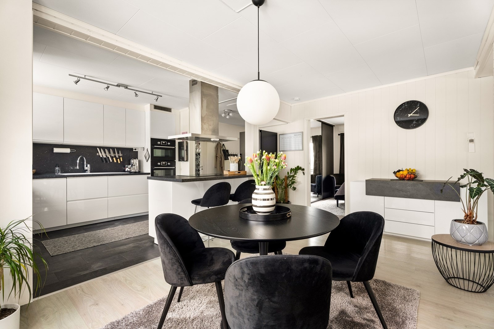 Luftig og moderne romløsning som inviterer til både hverdagskos og gjestfrihet. Galleribilde