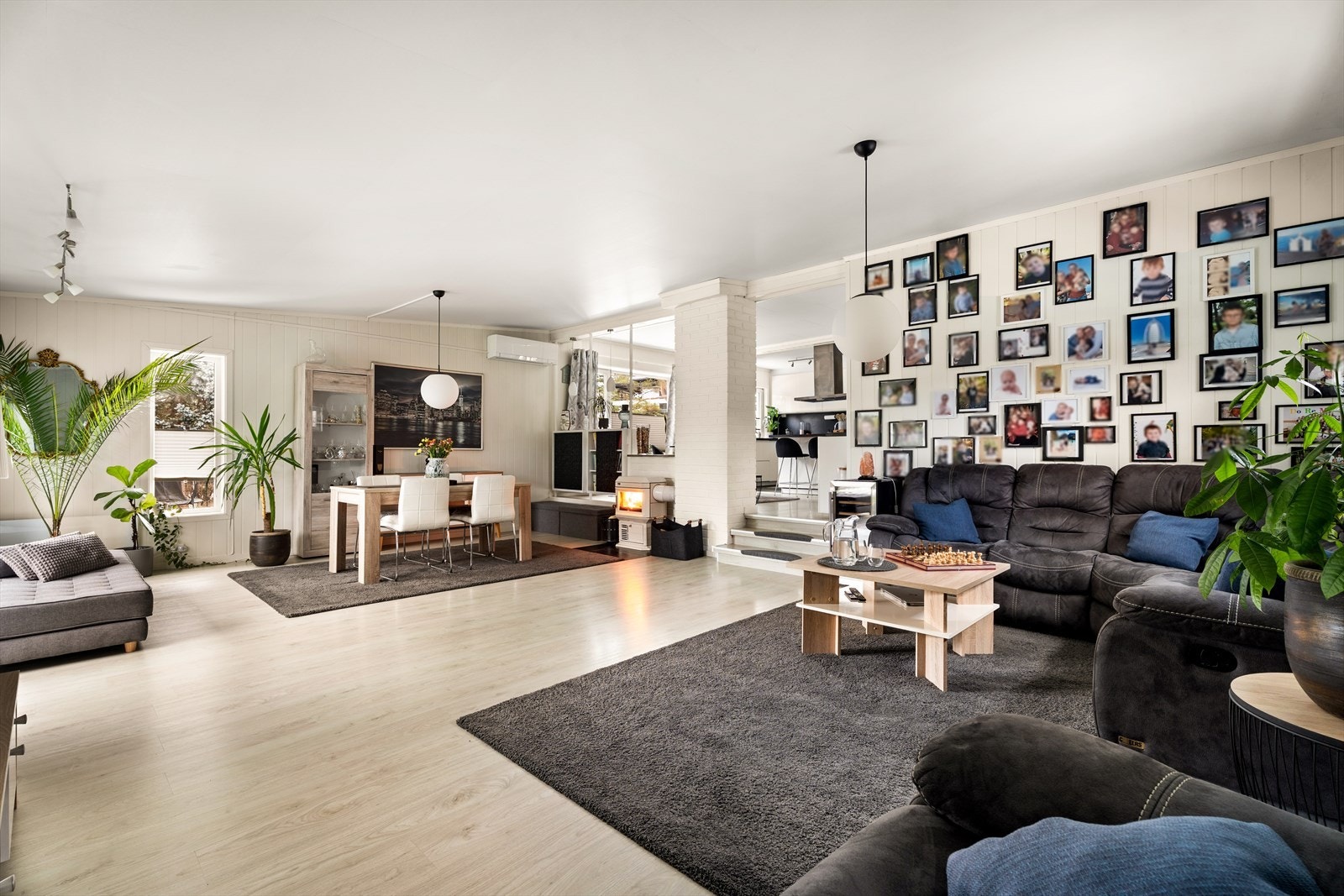 Høy takhøyde sørger for luftig romfølelse. Galleribilde