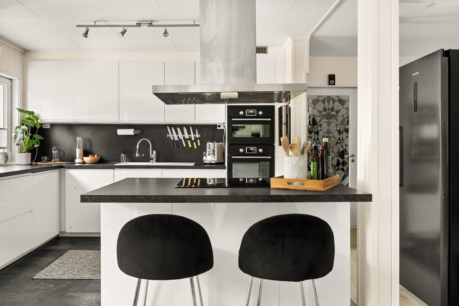 Stilfulle barløsningen skaper en innbydende og sosial sone, perfekt for å nyte morgenkaffen og en god frokost. Galleribilde