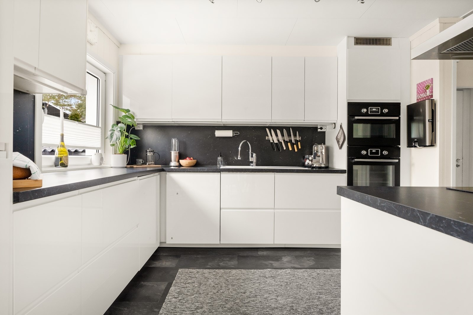 Godt med arbeidsplass som sørger for god flyt i matlagingen. Galleribilde