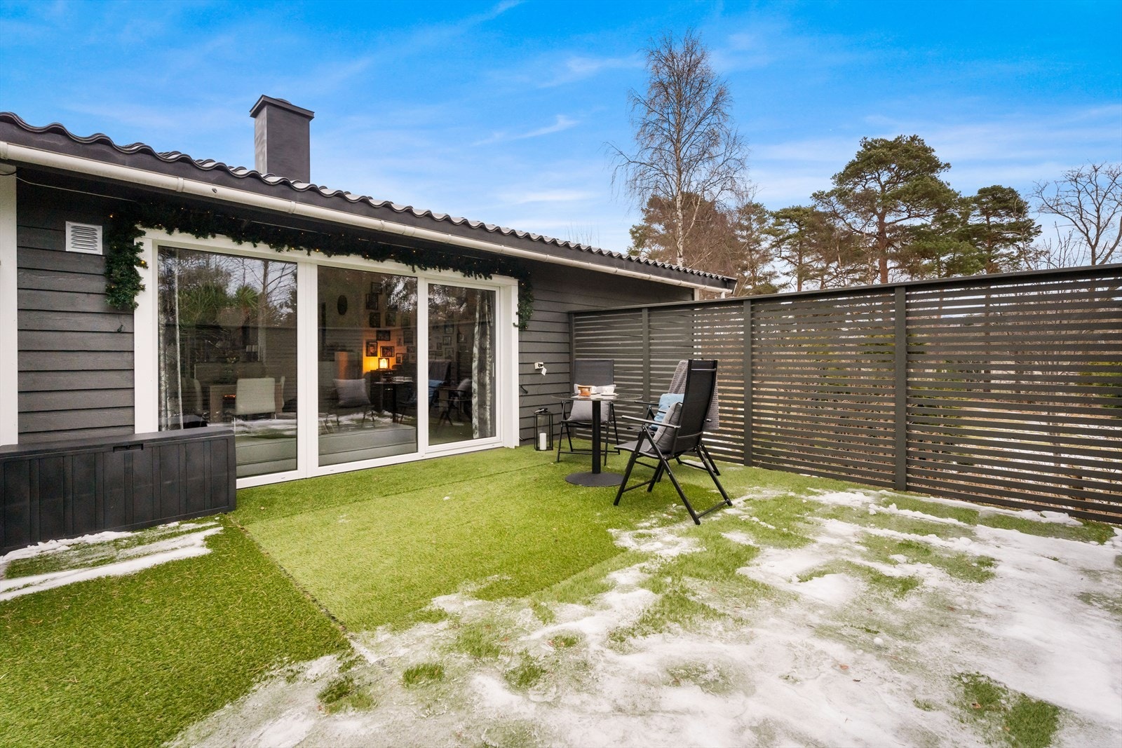 Sørvendt terrasse på 25 m², perfekt for sommerdager og grillkvelder. Galleribilde