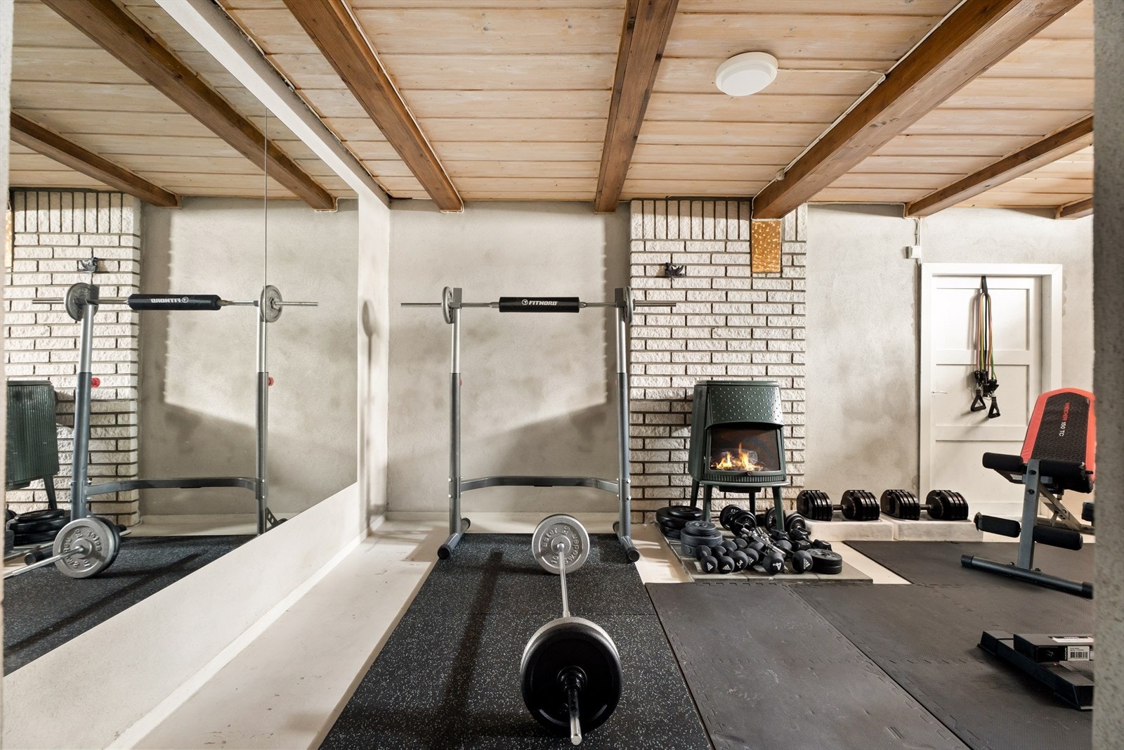 Underetasjen består av et rom, fungerer godt som lagrings- og bruksareal. Galleribilde