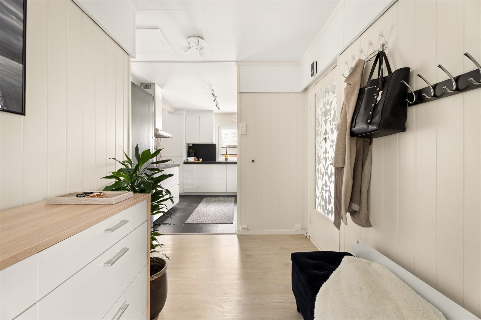 Praktisk løsning med en gang som leder rett inn på kjøkkenet. Galleribilde