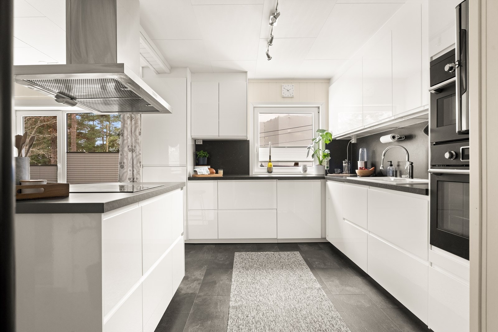 Lekkert kjøkken fra Ikea (fra 2018) med hvite slette fronter, laminert benkeplate og oppvaskkum. Galleribilde