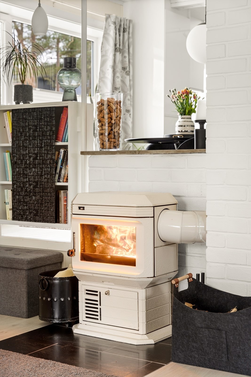 Lekker vedovn som skaper en lun atmosfære. Galleribilde