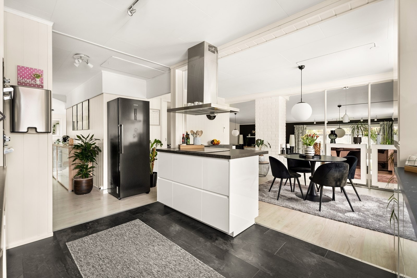 Lekker kjøkkenøy med induksjonstopp og avtrekksvifte. Galleribilde