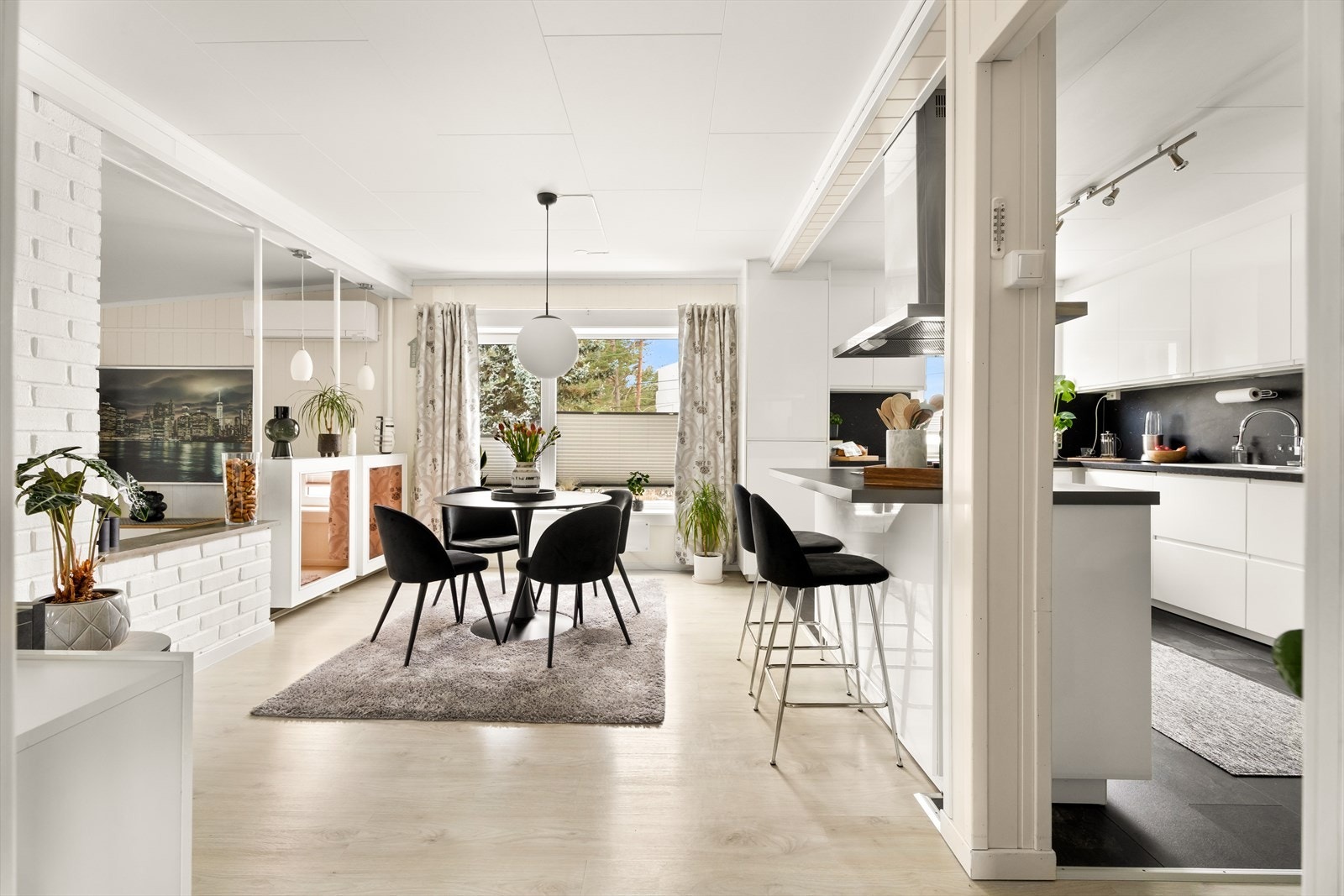 Store vinduer som skaper godt med lysinnslipp. Galleribilde