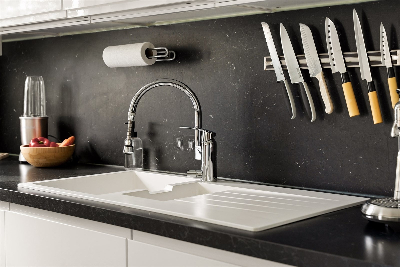 Elegant hvit, nedfelt vaskekum som tilfører kjøkkenet en stilig og gjennomført detalj. Galleribilde