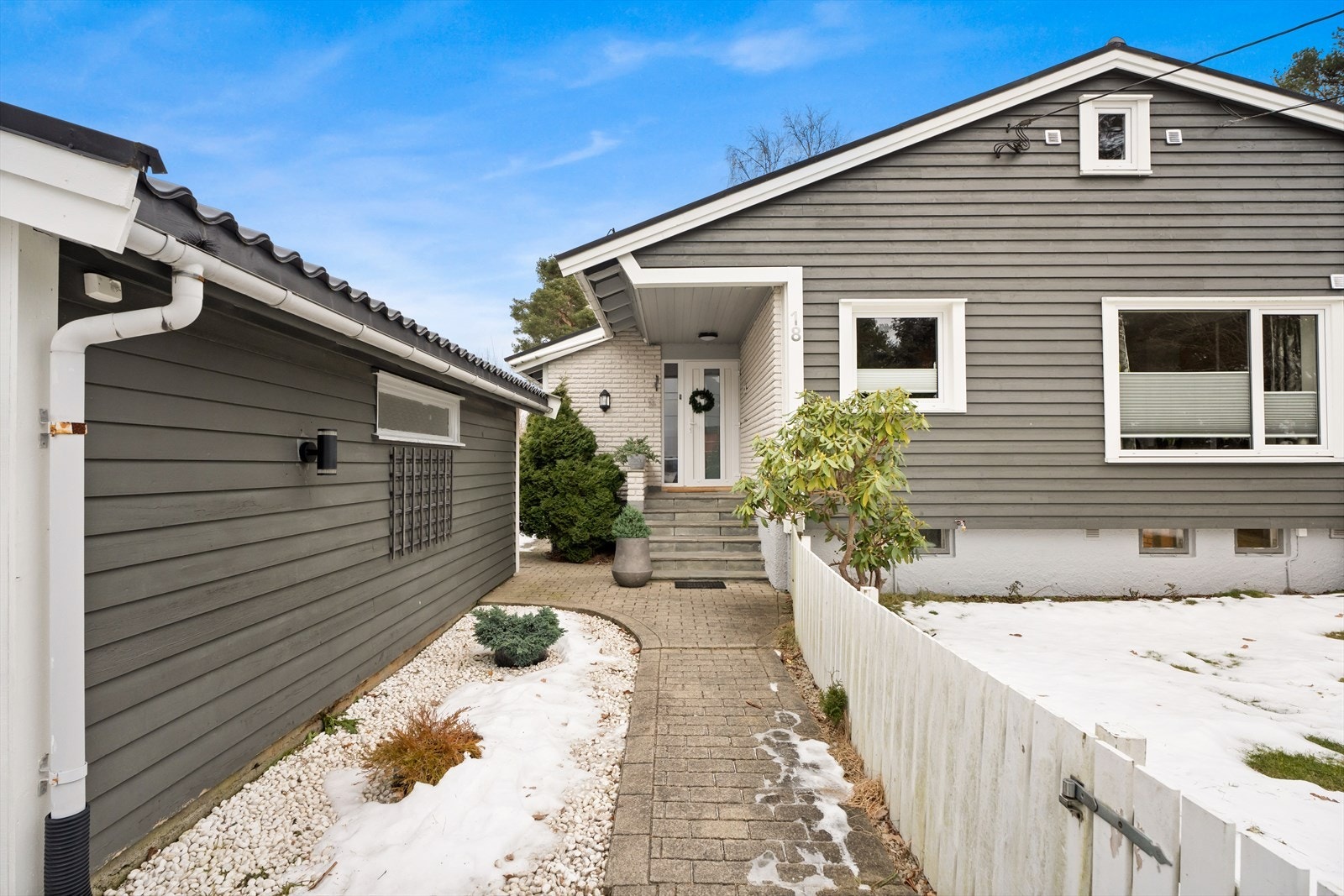 Steinlagt ankomst fra gårdsplass. Galleribilde