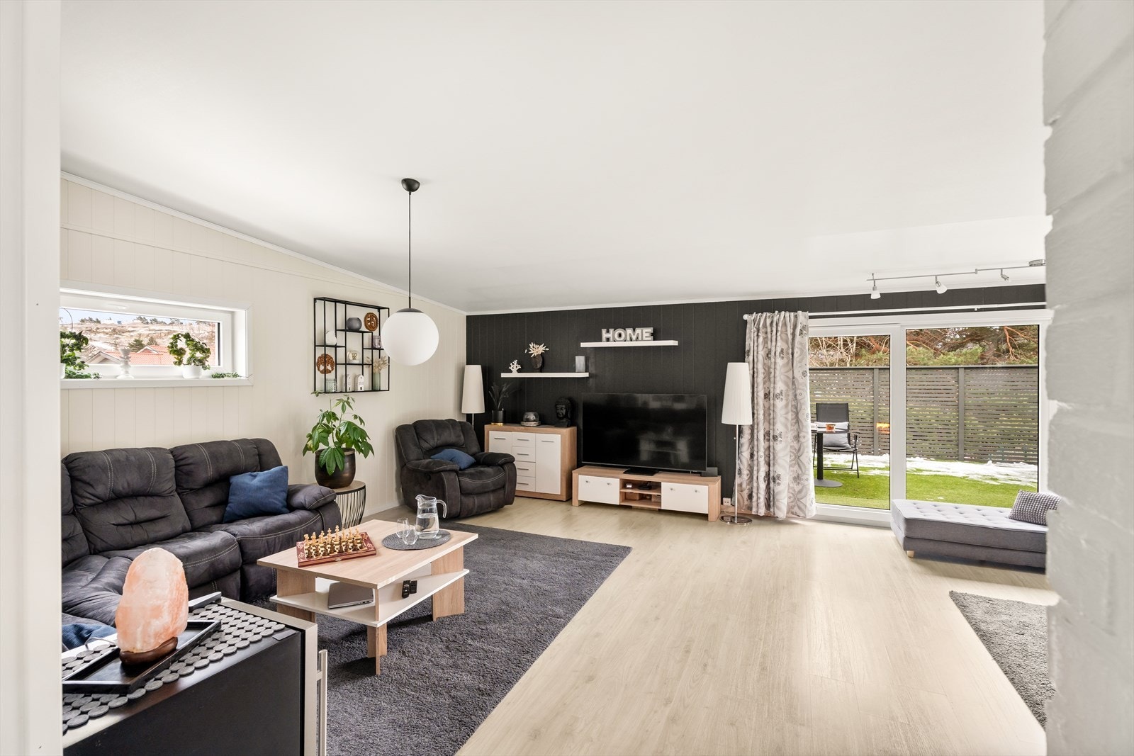 Direkte adgang til terrasse fra stuen. Galleribilde