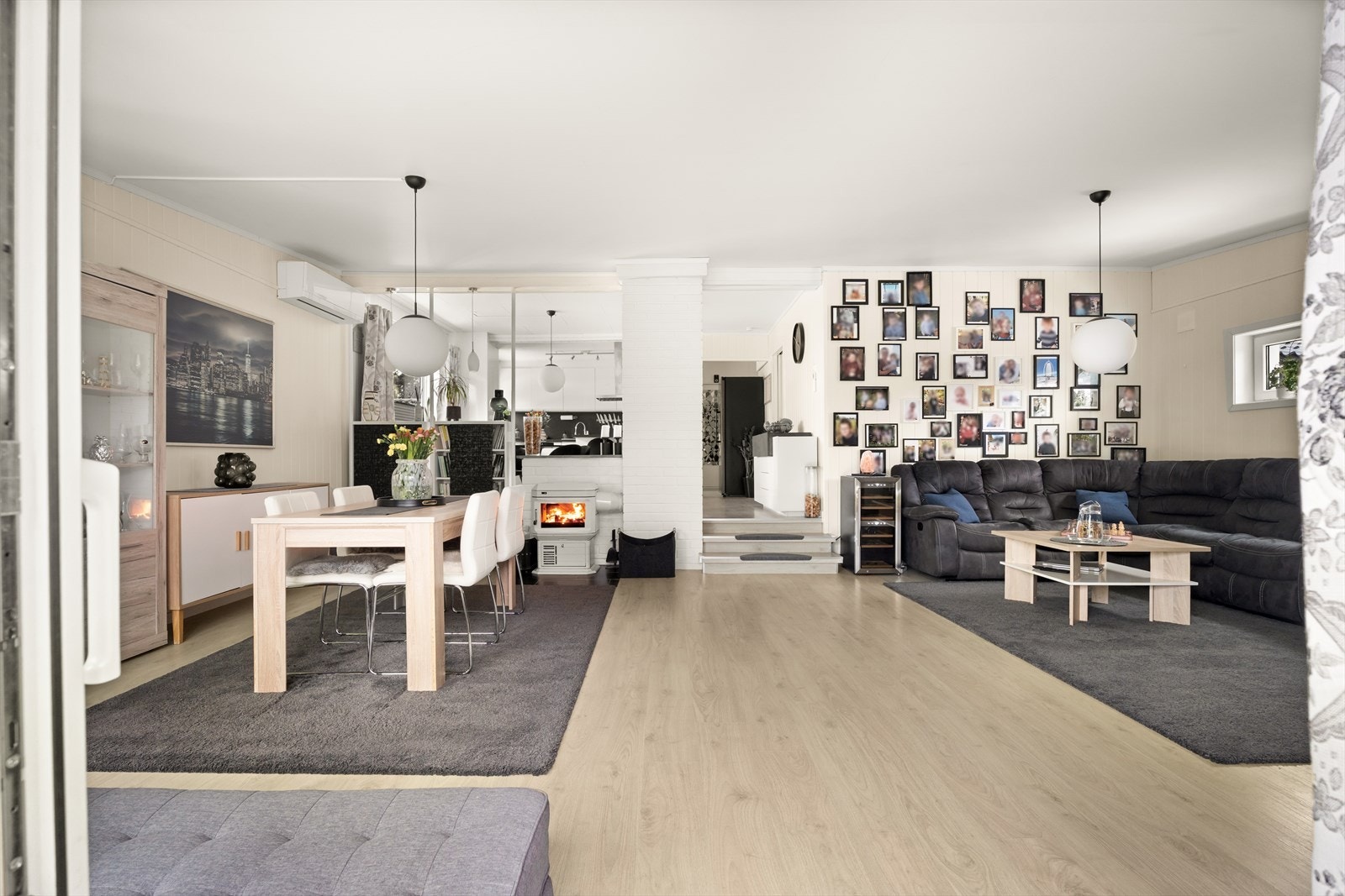 Stuen byr på god plass til både spisegruppe og sittegruppe. Galleribilde