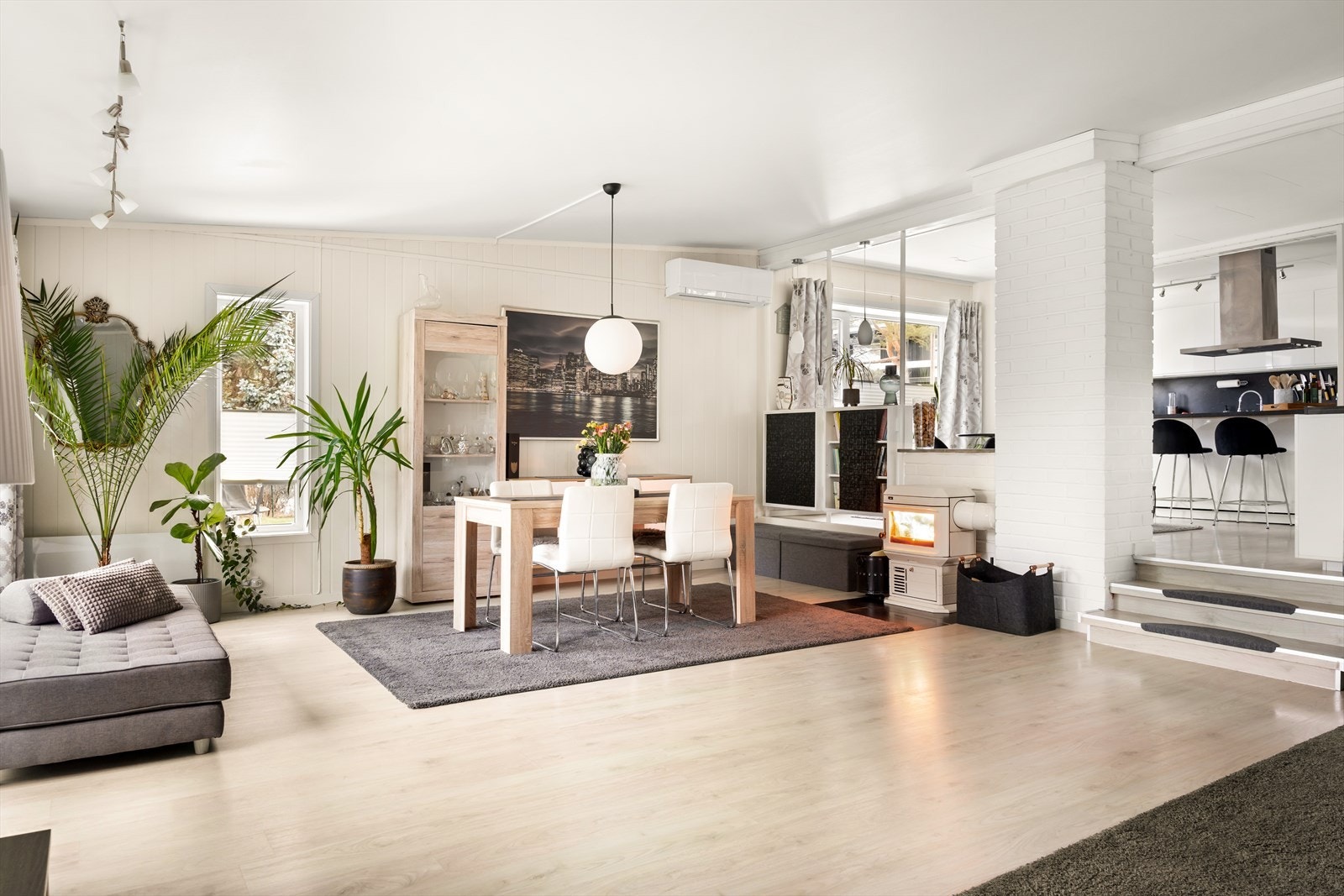 Luft-til-luft varmepumpe plassert i stue og ovn sørger for godt med varme i boligen. Galleribilde