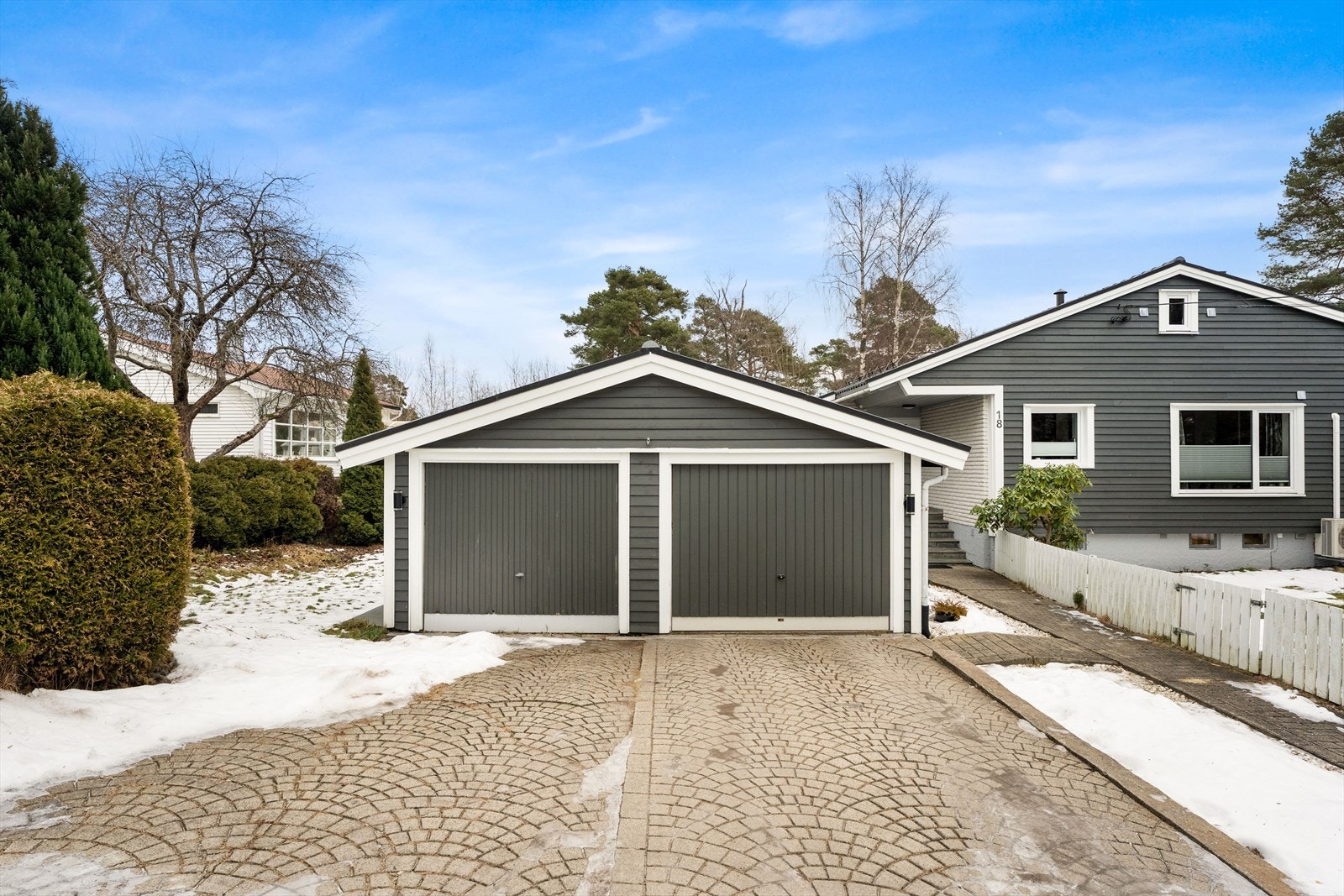 Boligen har en dobbelgarasje på ca. 40 m². Galleribilde