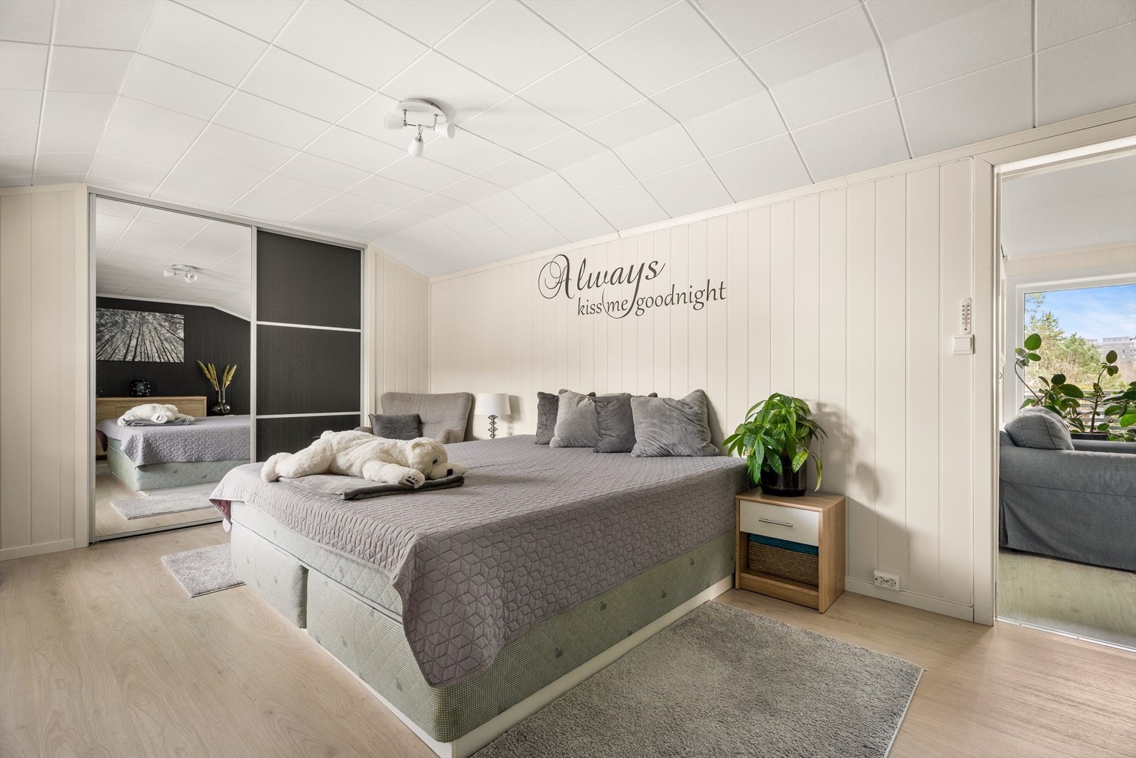 Garderobeskapet medfølger. Galleribilde