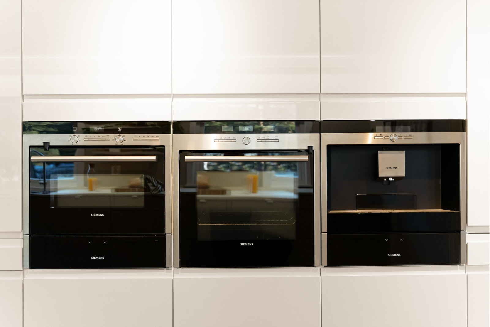 Kjøkkenet har dobbel stekeovn og integrert kaffemaskin. Galleribilde