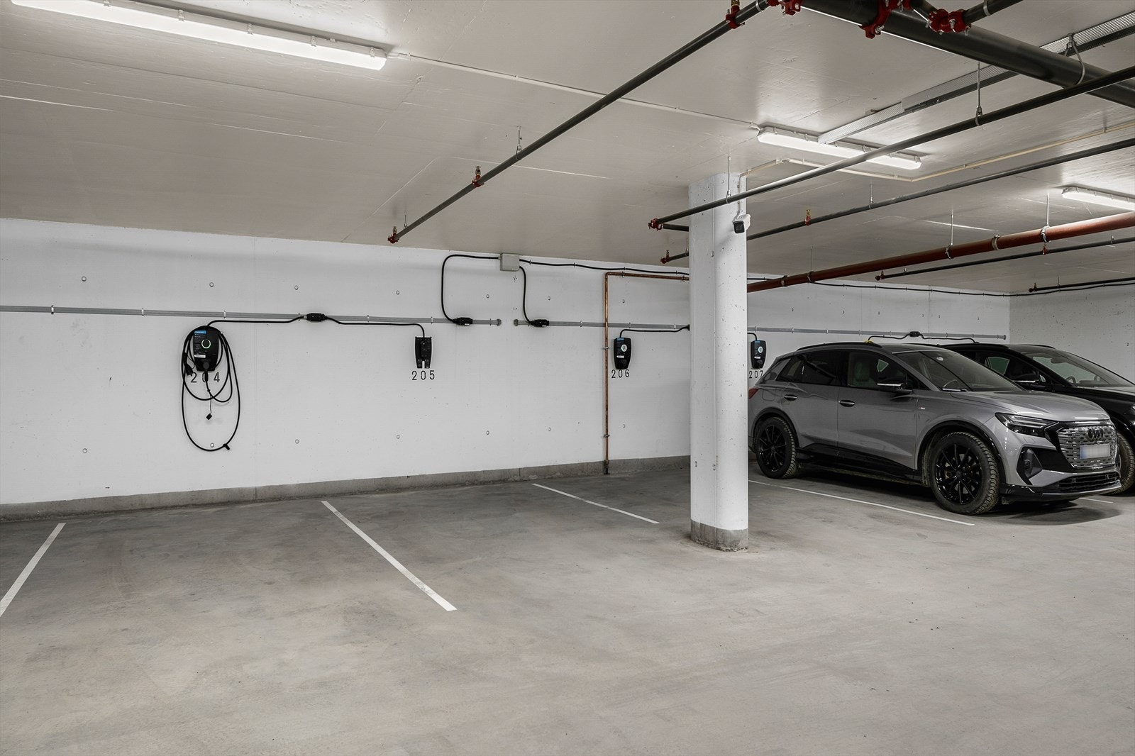 P-plass 205 med infrastruktur for elbillading. Galleribilde