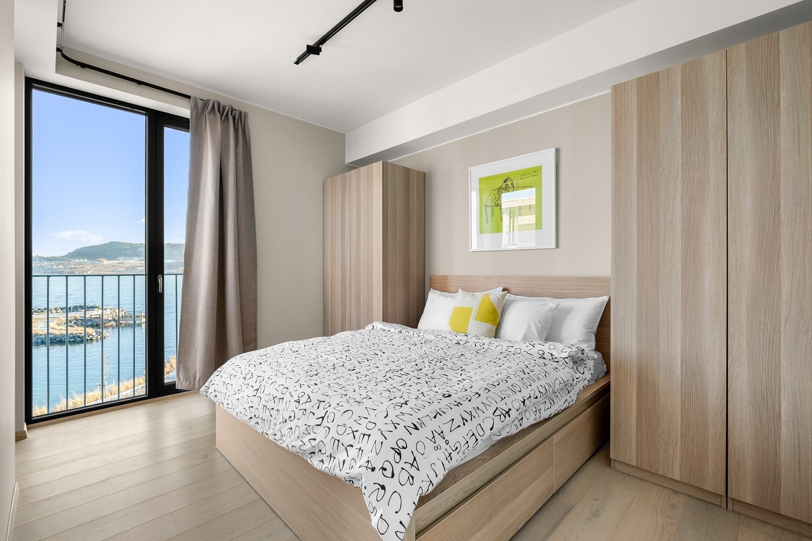 Romslig hovedsoverom på 12 kvm med plass til garderobeskap og skrivebord. Fra rommet har du også vakker fjordutsikt. Galleribilde