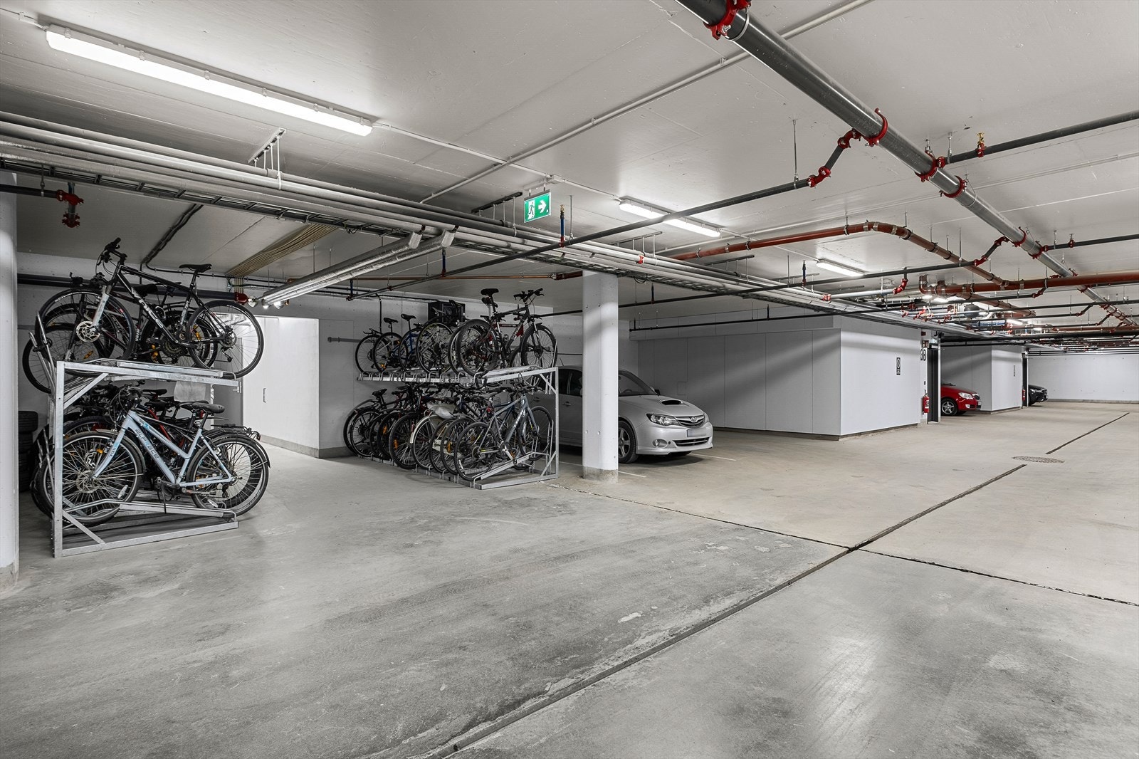 God kapasitet for sykkelparkering i kjelleren, samt eget rom for sykkelvask og smørebod til ski. Galleribilde