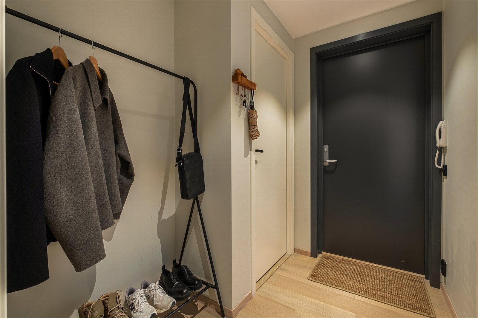 Praktisk entré med plass til garderobeskap. Galleribilde