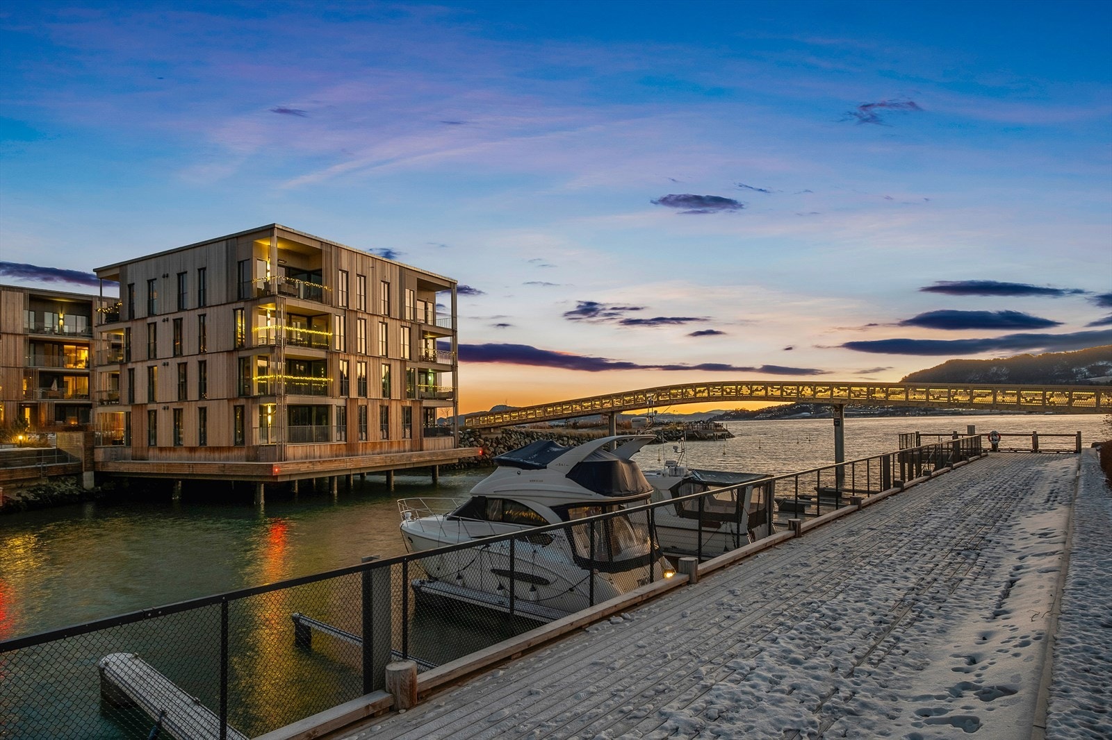 Leiligheten har en svært attraktiv beliggenhet på Grilstad Marina. Området har gode rekreasjonsområder, både sommer og vinter. Galleribilde