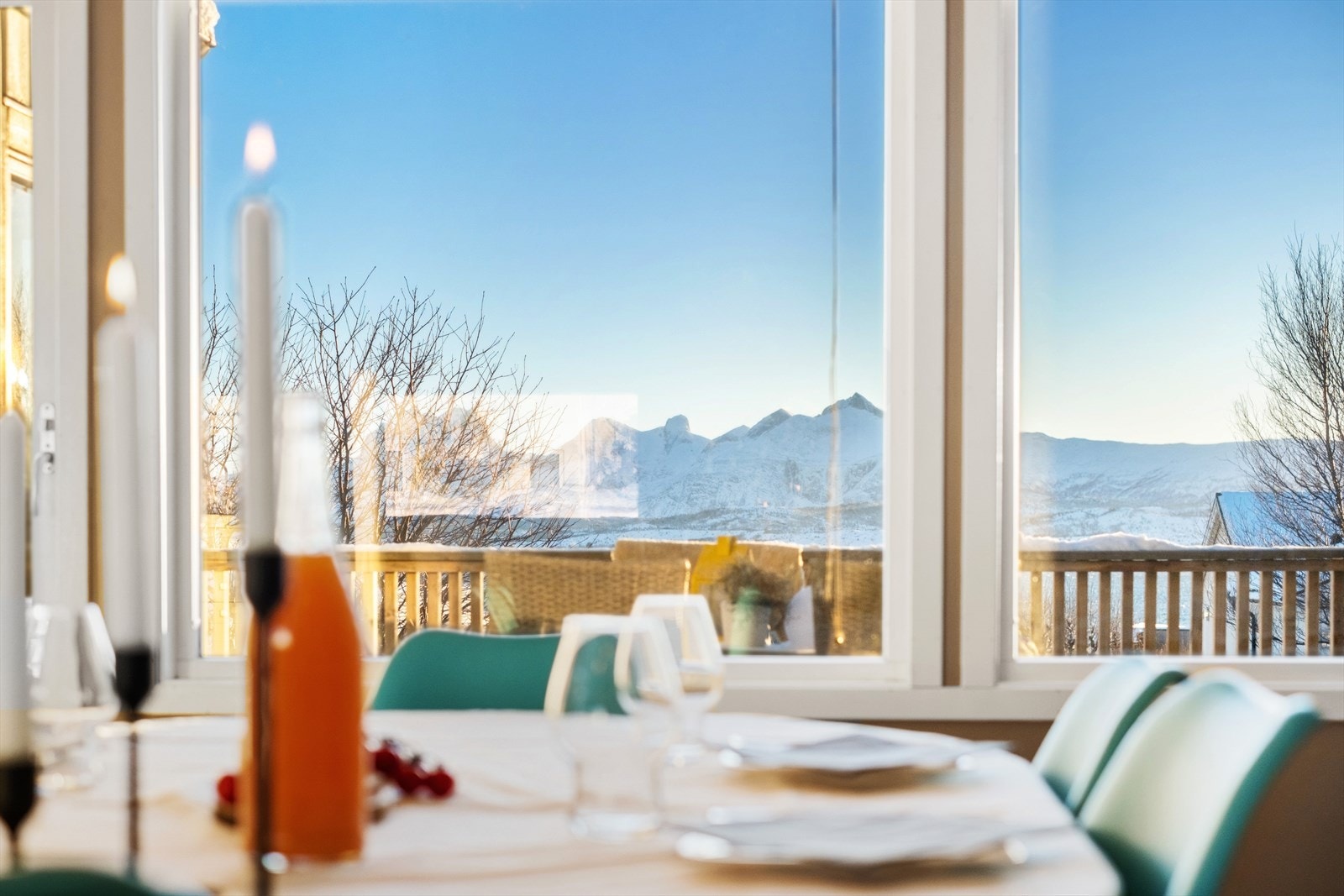 Gode stunder rundt middagsbordet og deilig utsikt. Galleribilde