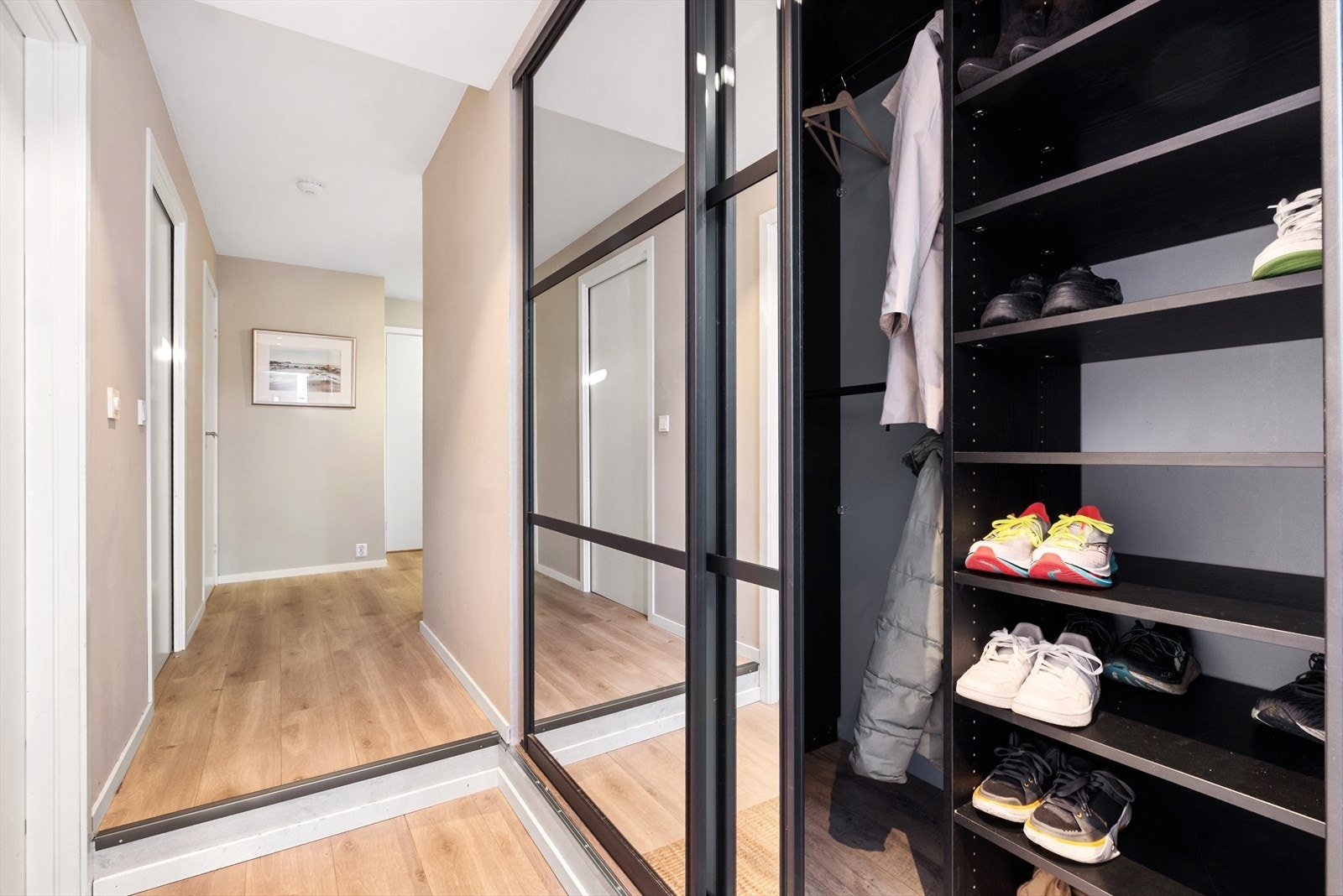 Praktisk og romslig skyvedørsgarderobe i gang/entre med god plass for oppbevaring. Galleribilde