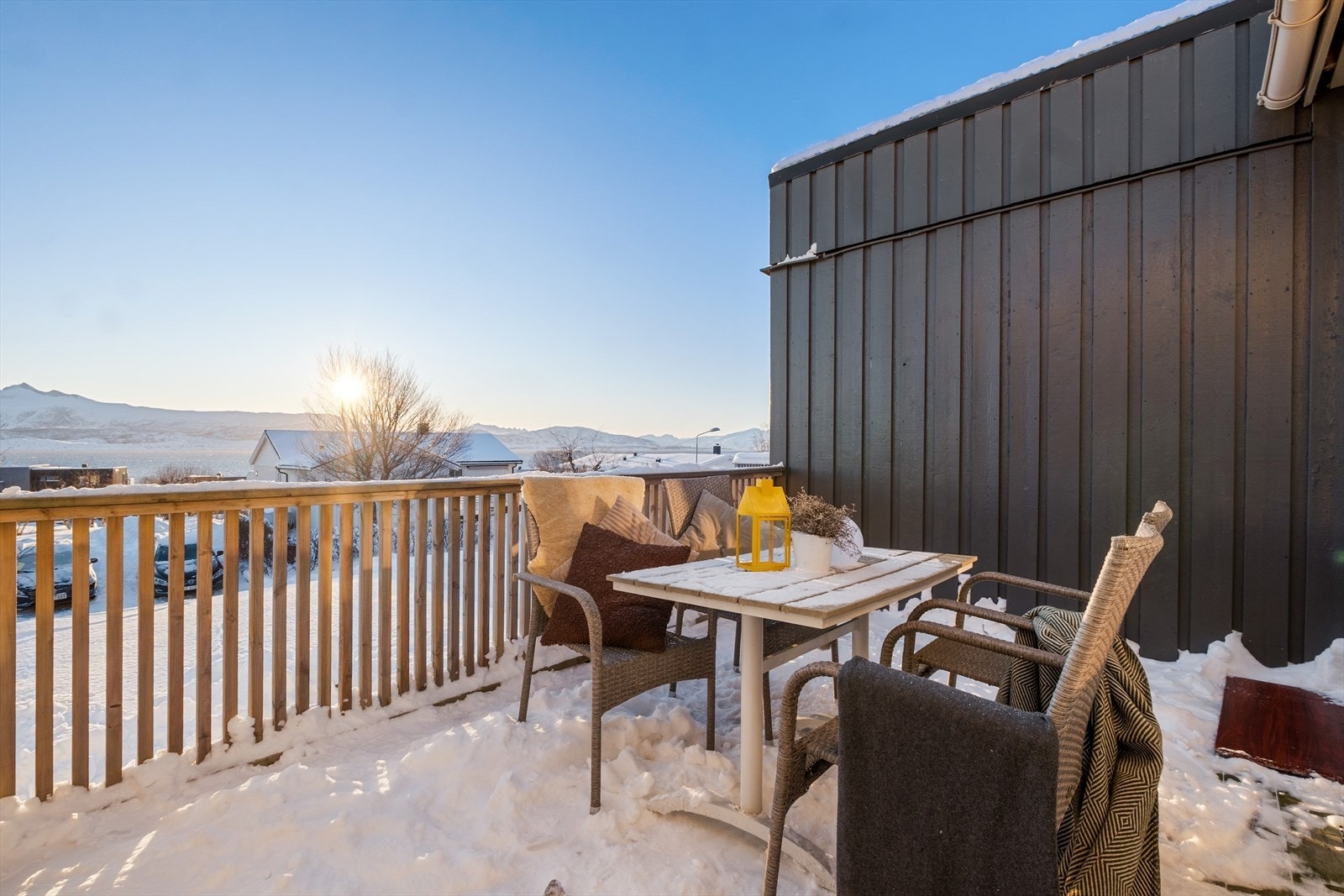 Lun og delikat terrasse med fantastisk utsikt. Galleribilde