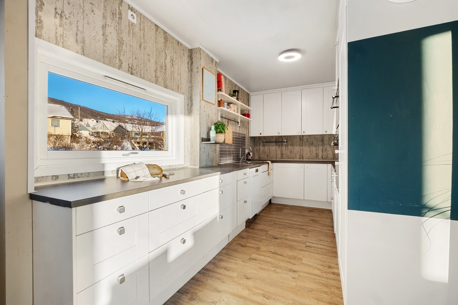 Praktisk og lyst kjøkken oppført i 2011, godt med skap og benkeplass. Galleribilde