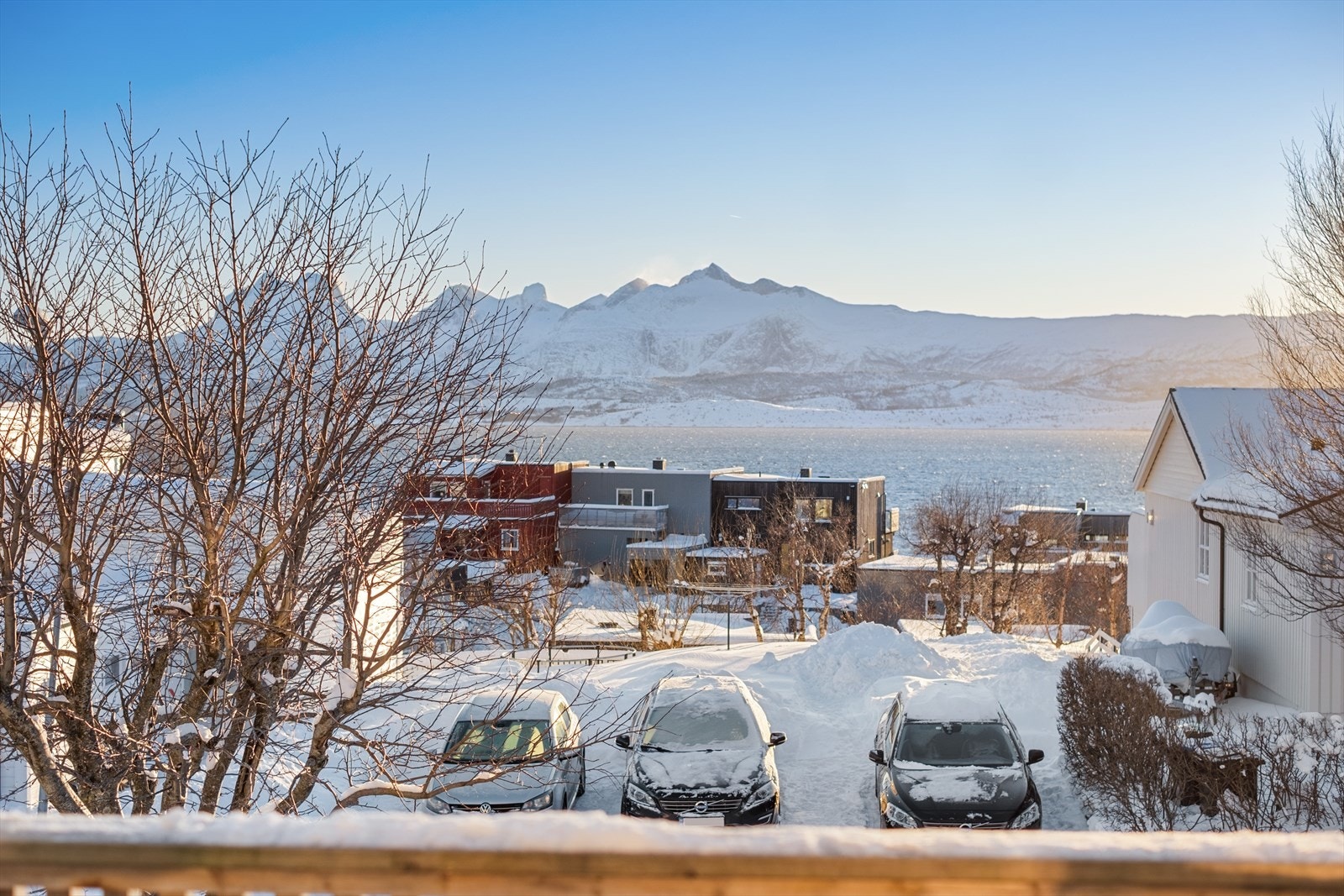 Nydelig utsikt mot sør og Børvasstindene fra stua. Galleribilde
