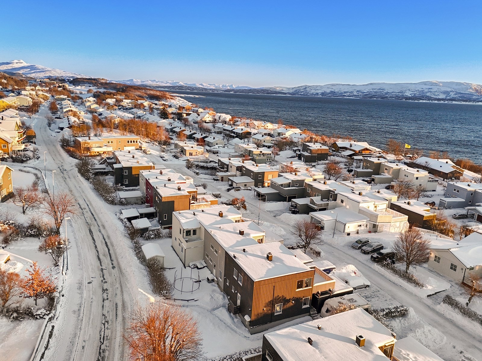 Dronefoto over Nedre Hunstad. Galleribilde