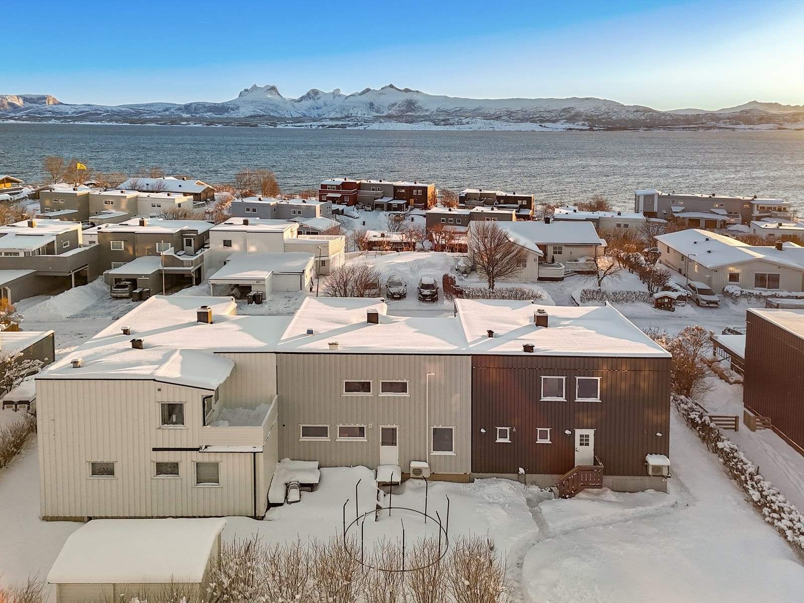 Utsikt mot Børvasstindene. Galleribilde