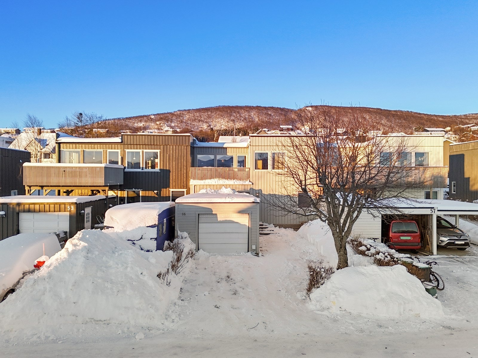 Inngang med garasje og plass til parkering. Galleribilde