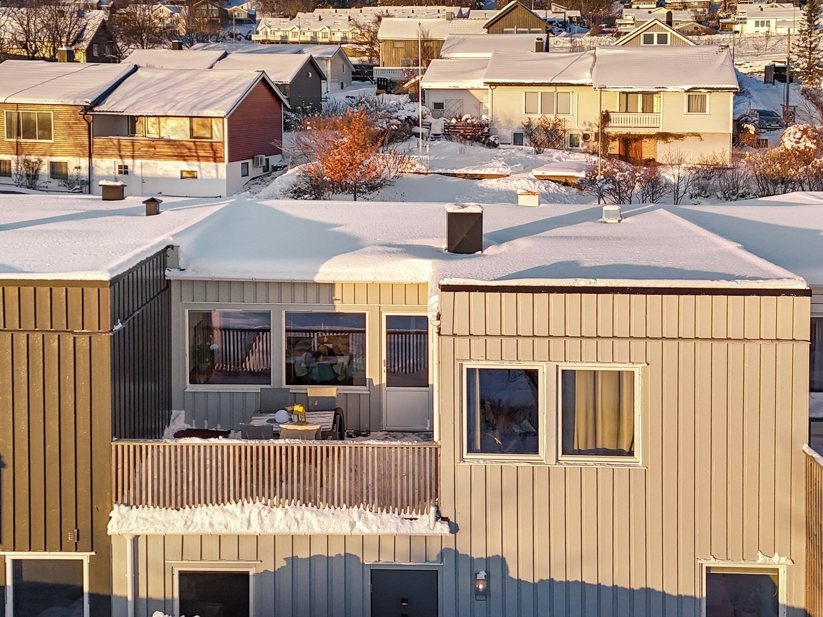 Solrik sørvendt terrasse med praktutsikt. Galleribilde