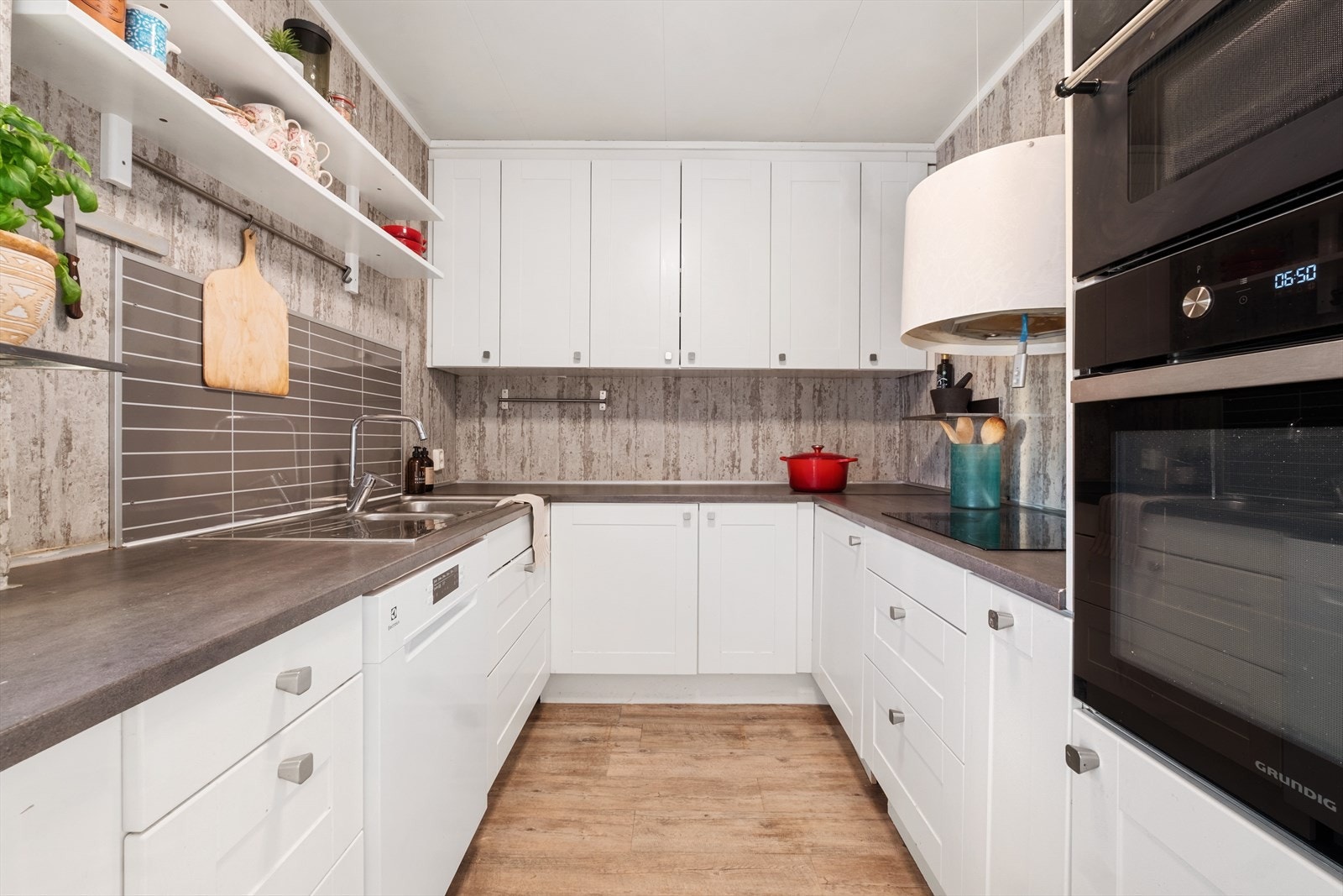 Kjøkken med innebygget hvitevarer. Galleribilde