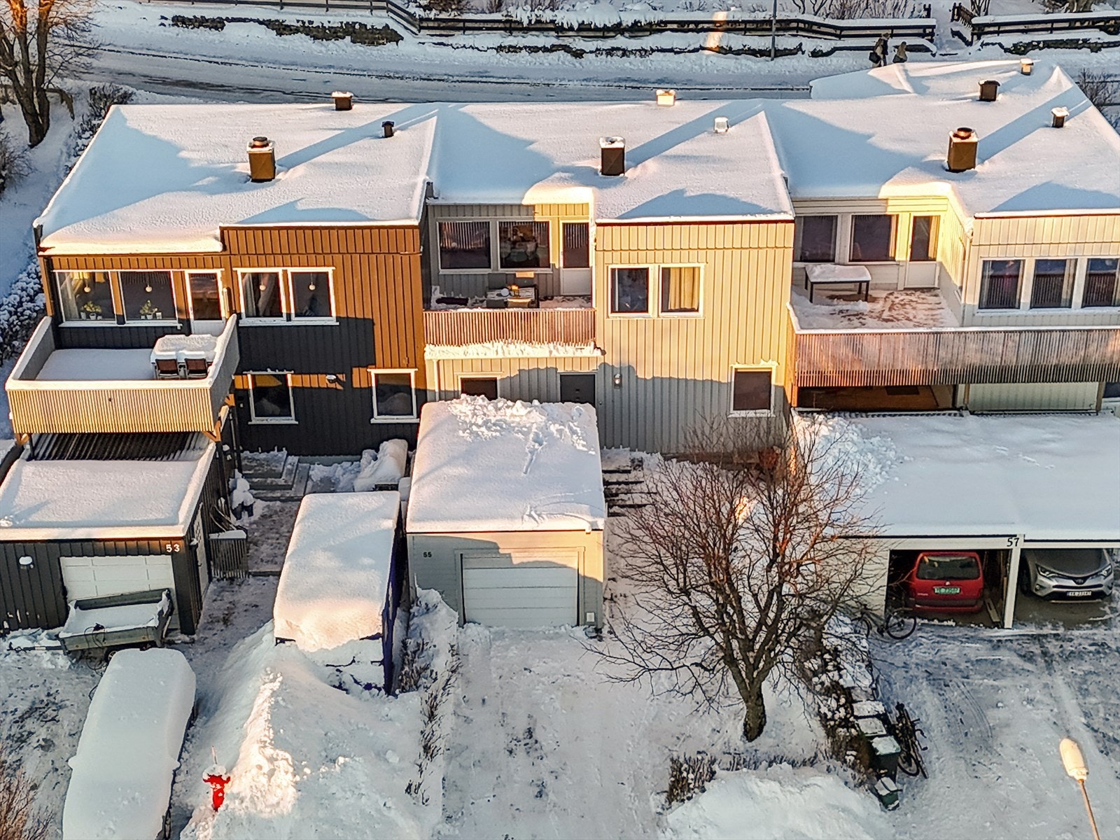 Boligen ligger fint til i midten av rekka. Galleribilde