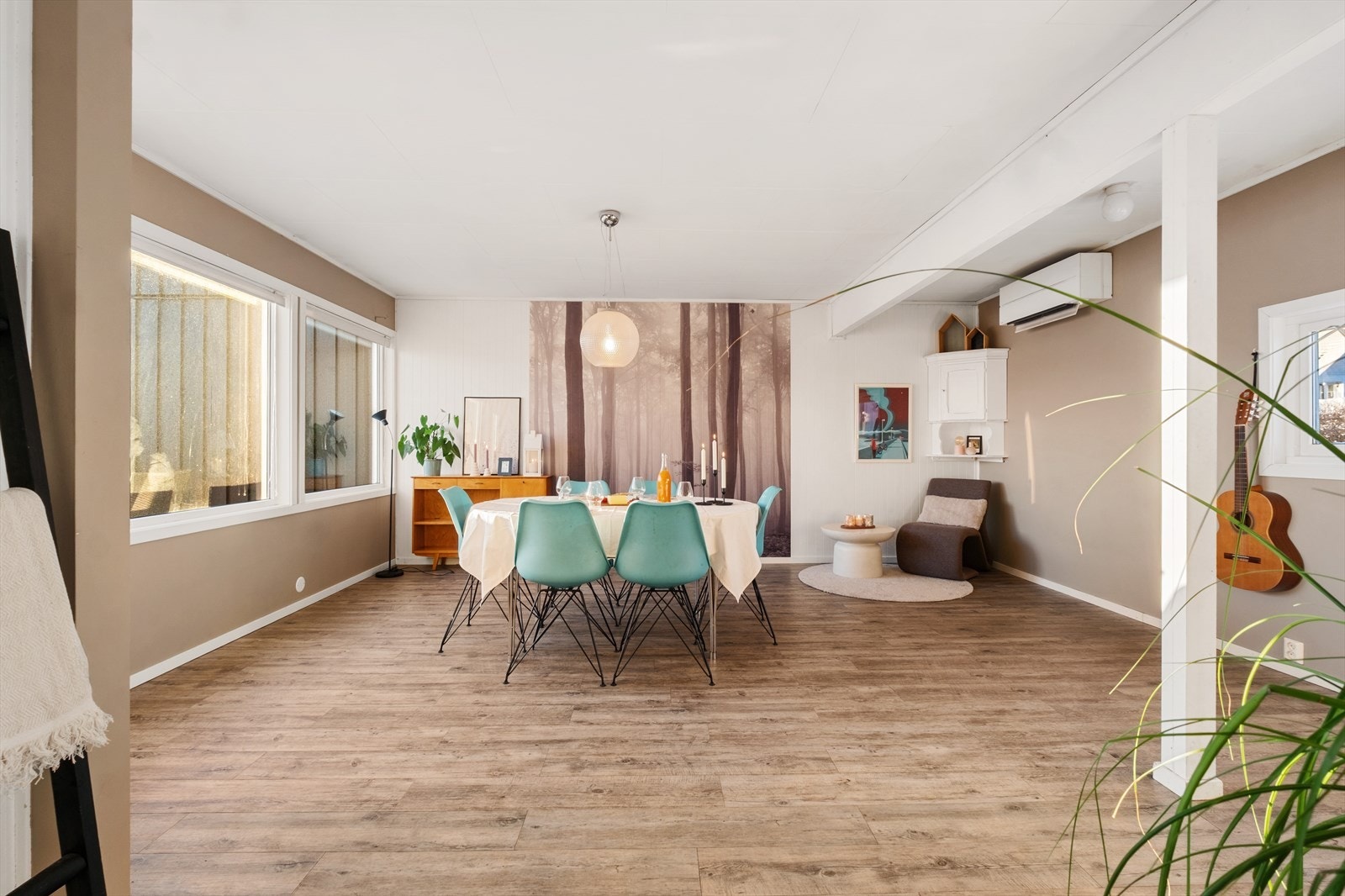 Romslig stue/spisestue med god plass for stor spisegruppe. Varmepumpe montert i 2021. Galleribilde