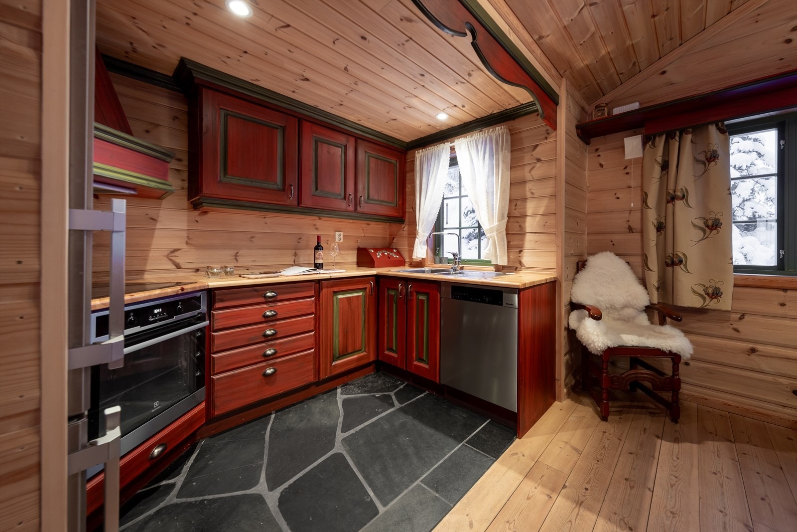 Hytta har godt med vinduer som slipper inn fint lys Galleribilde