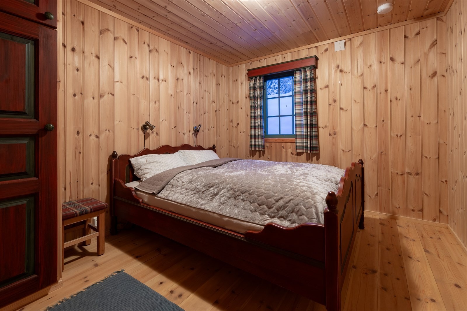 Hovedsoverom med plass til stor seng Galleribilde